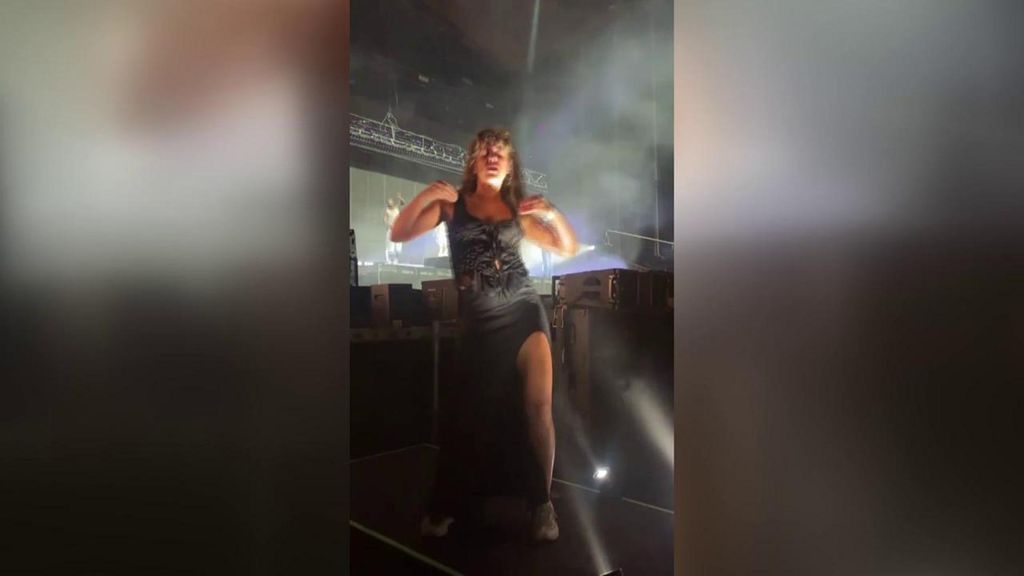La actuación de la intérprete de lengua de signos del concierto de Bad Gyal que arrasa en la Red