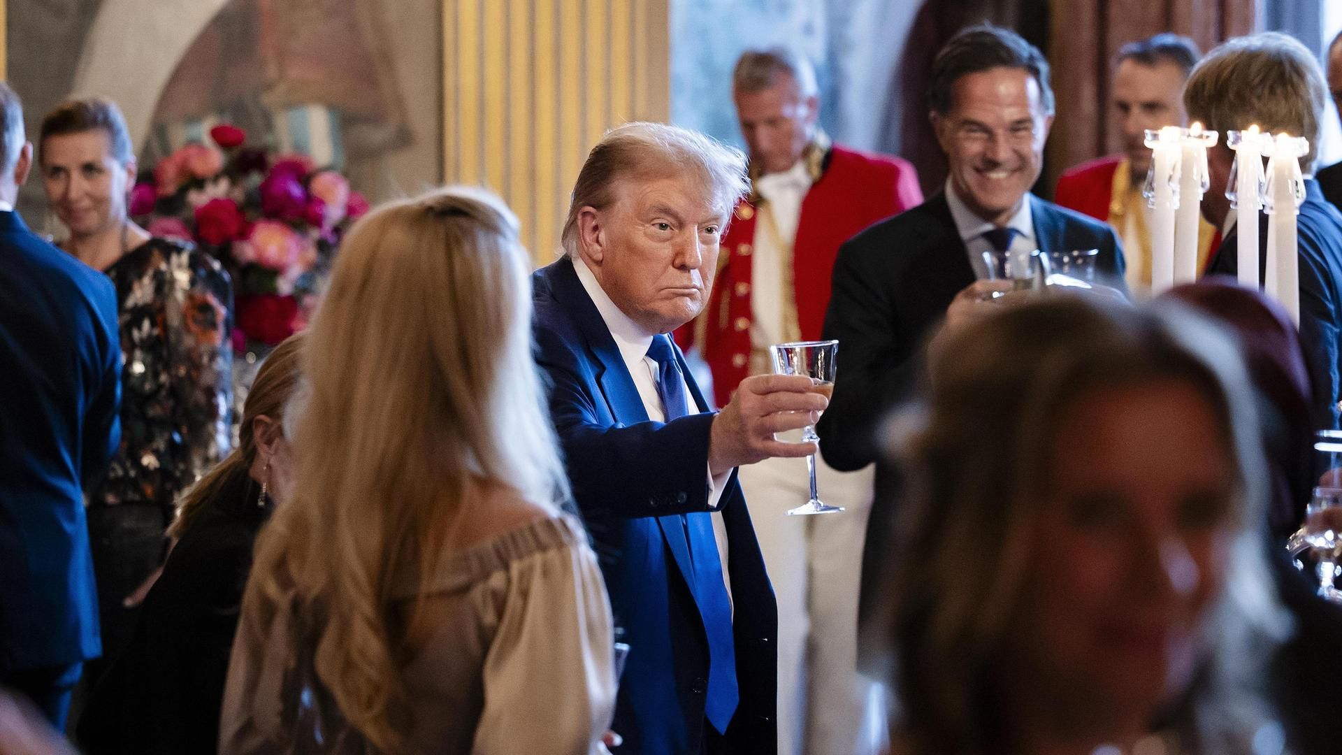 La cena de gala de los líderes de la OTAN en La Haya: Donald Trump brinda con Giorgia Meloni y Pedro Sánchez se sienta junto a Edi Rama