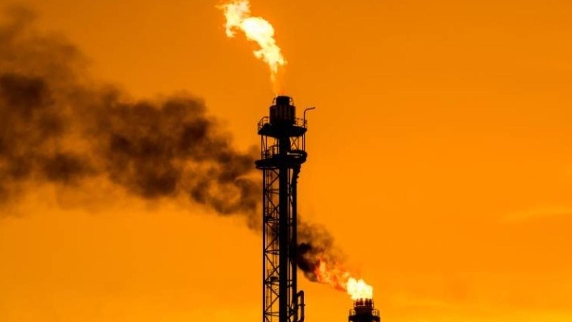 La ley de Consumo Sostenible quiere prohibir los anuncios de combustibles fósiles, equiparándolos al tabaco