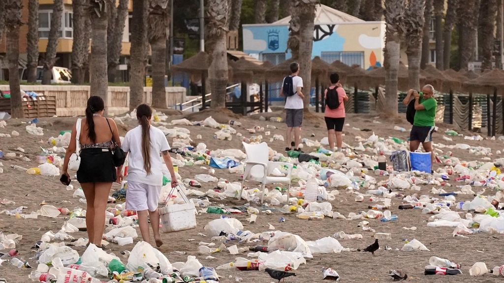 La noche de San Juan da paso a un día de limpieza en A Coruña: retiran 44 toneladas de basura de la playa