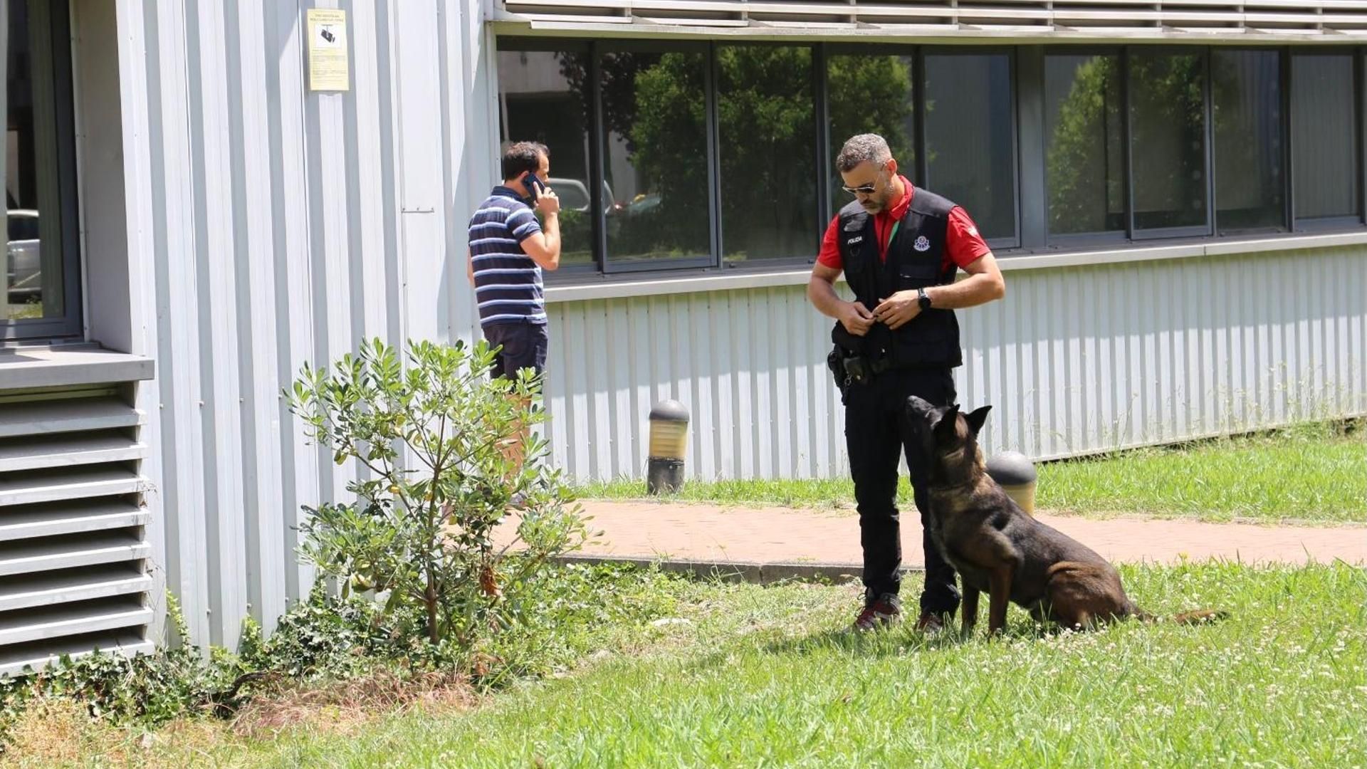 Los perros de rescate de la Unidad Canina de la Ertzaintza llevan desde enero entrenando con 'Hilotz'