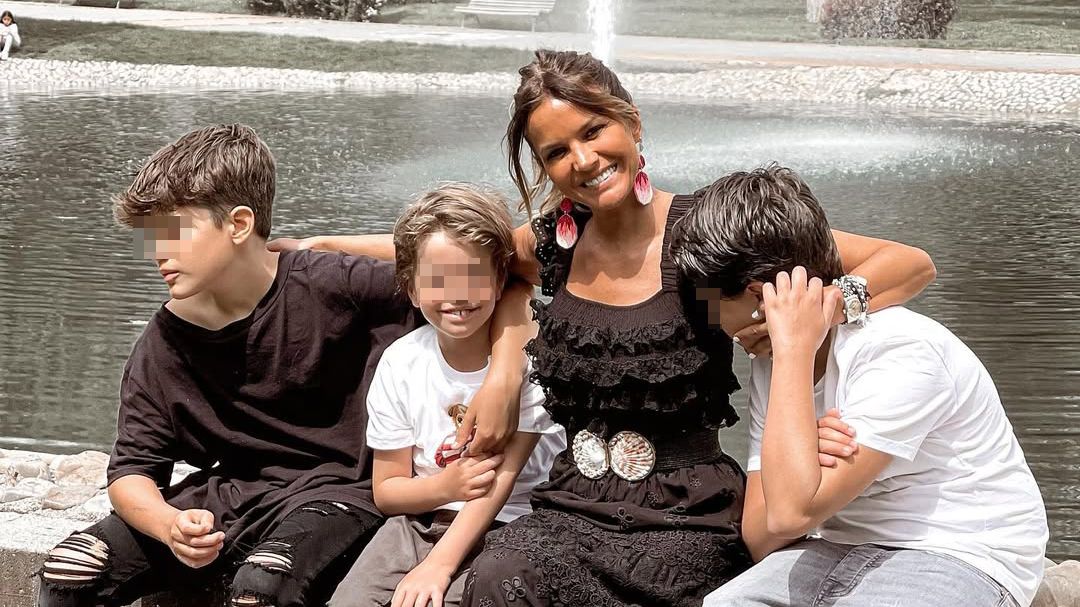 Marta López, con sus tres hijos Marta López, con sus tres hijos