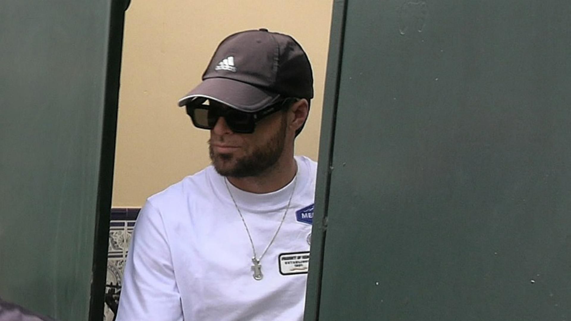 Montoya saliendo de su casa en Utrera