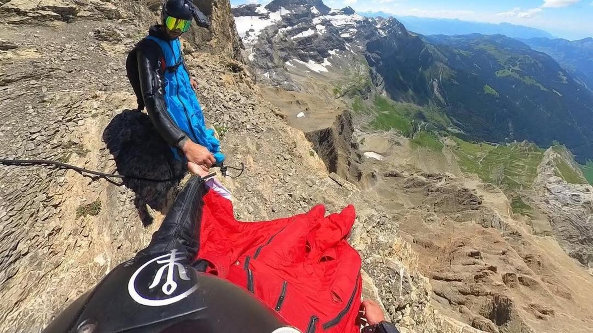 Muere Liam Byrne, campeón británico de salto base, cuando se lanzaba desde una montaña en los Alpes suizos
