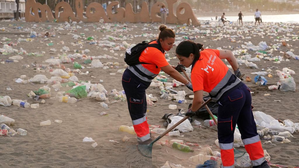 Operarios limpian la playa de la Malagueta tras la noche de San Juan