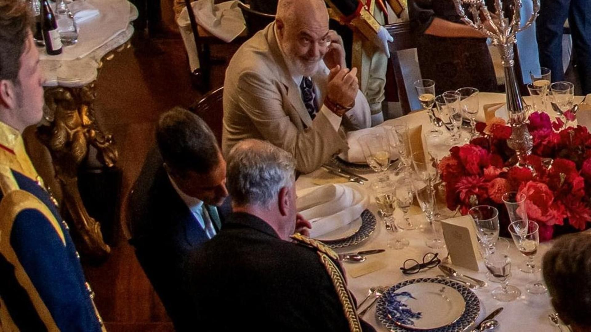 Pedro Sánchez, junto a Edi Rama en la cena de gala de la OTAN en La Haya