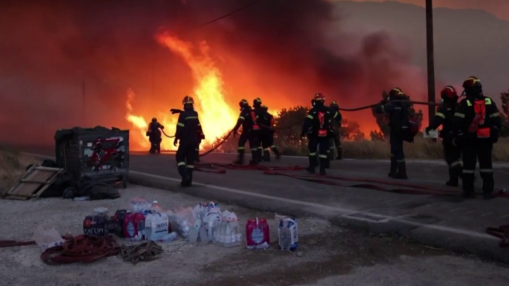 Un ejército de bomberos lucha contra el fuego en la isla griega de Quíos