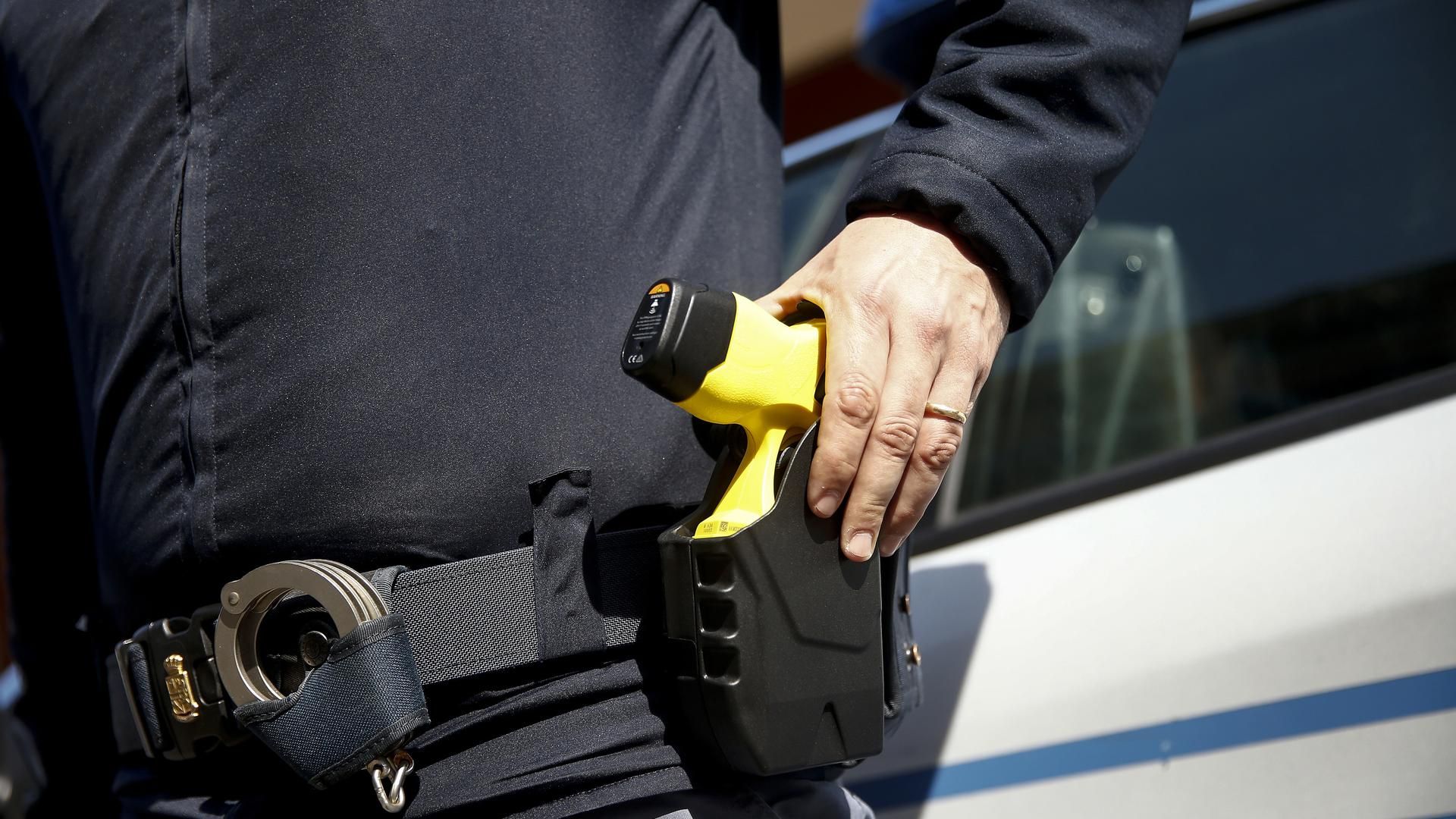 Un gente de Policía con una pistola táser