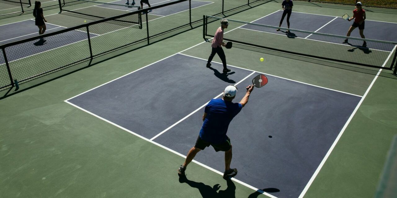 Un partido de pickleball