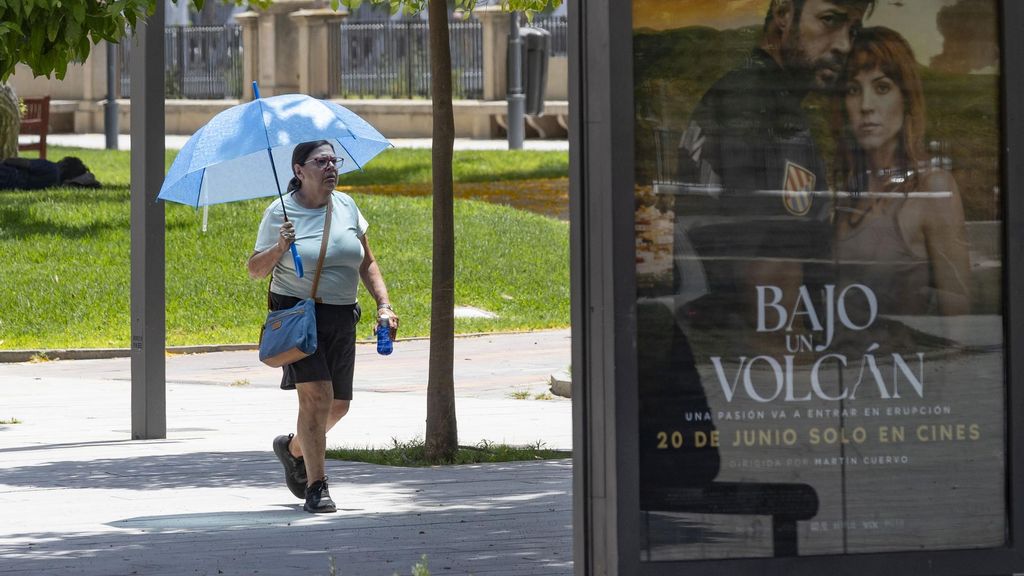 Una mujer se protege del sol con una sombrilla en Murcia