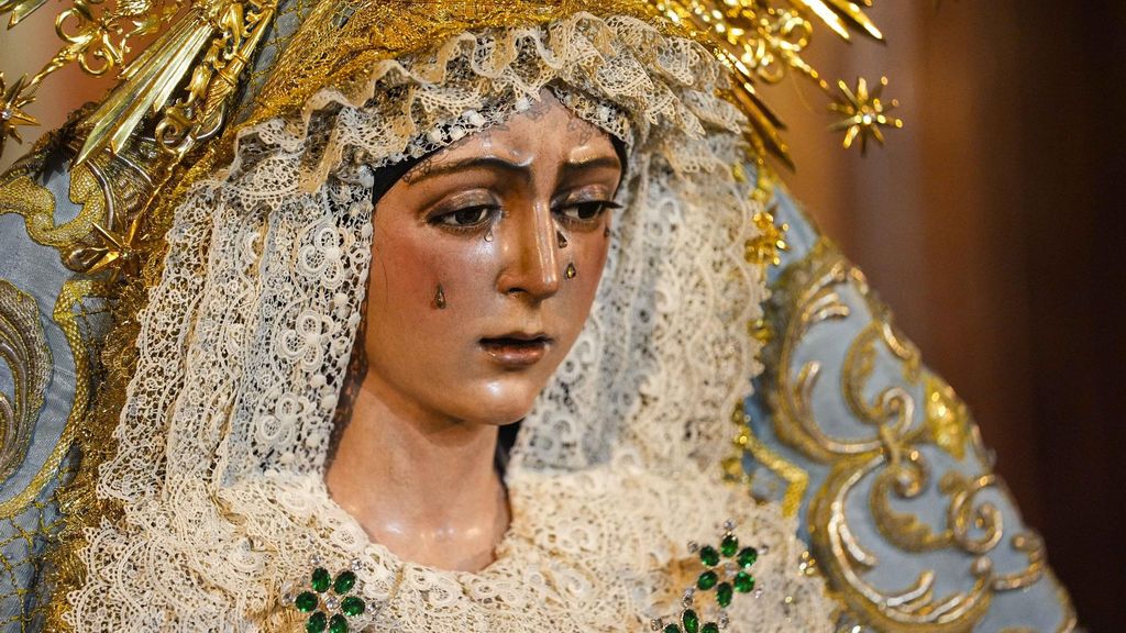 Veneración de Nuestra Señora de la Esperanza Macarena tras la actuación de mantenimiento y conservación (Sevilla)