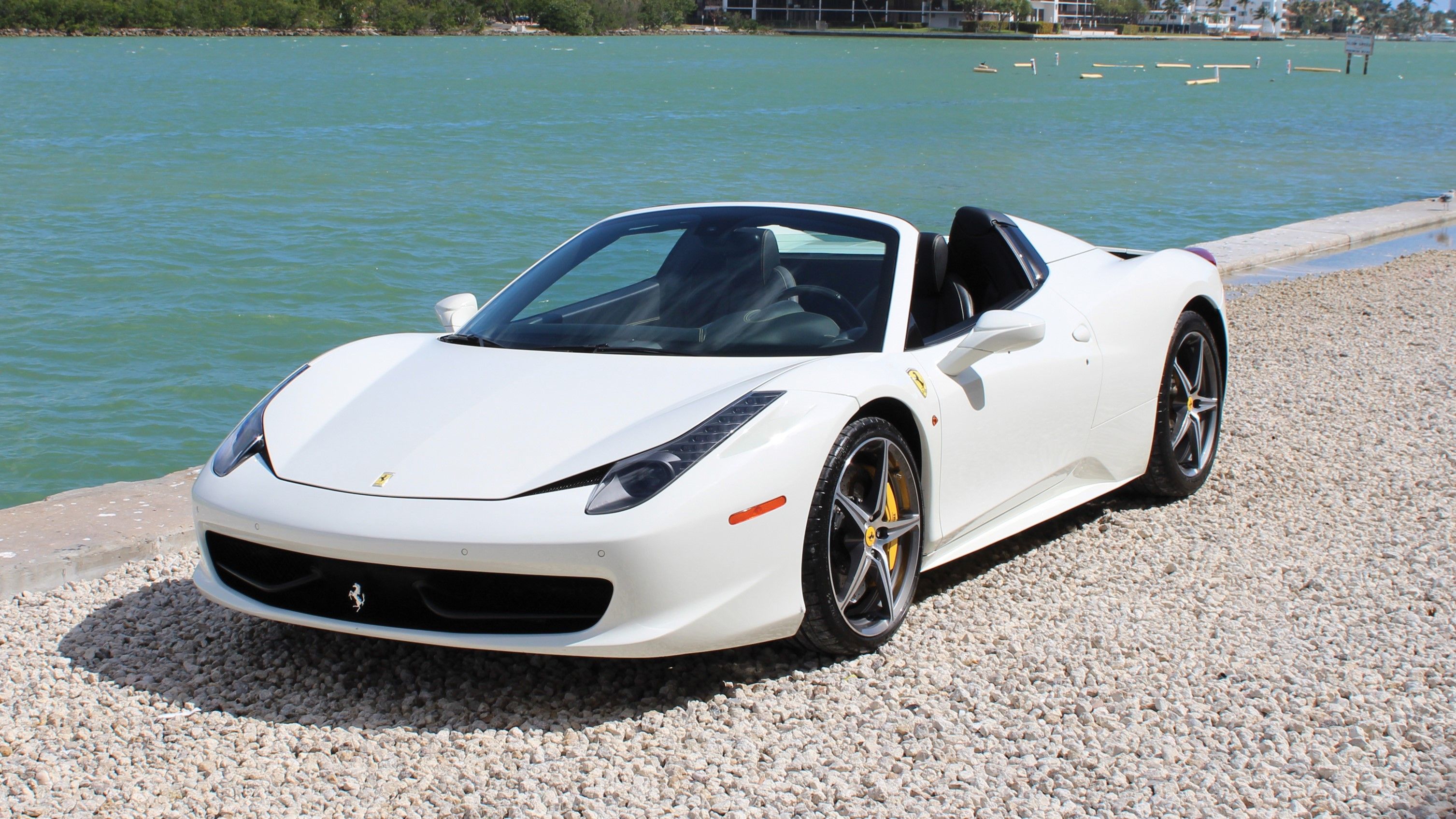 Al DJ canadiense Deadmau5 no se le ocurrió otra cosa que tunear un Ferrari 458 Spider, llamarlo Purrari y venderlo en Internet.