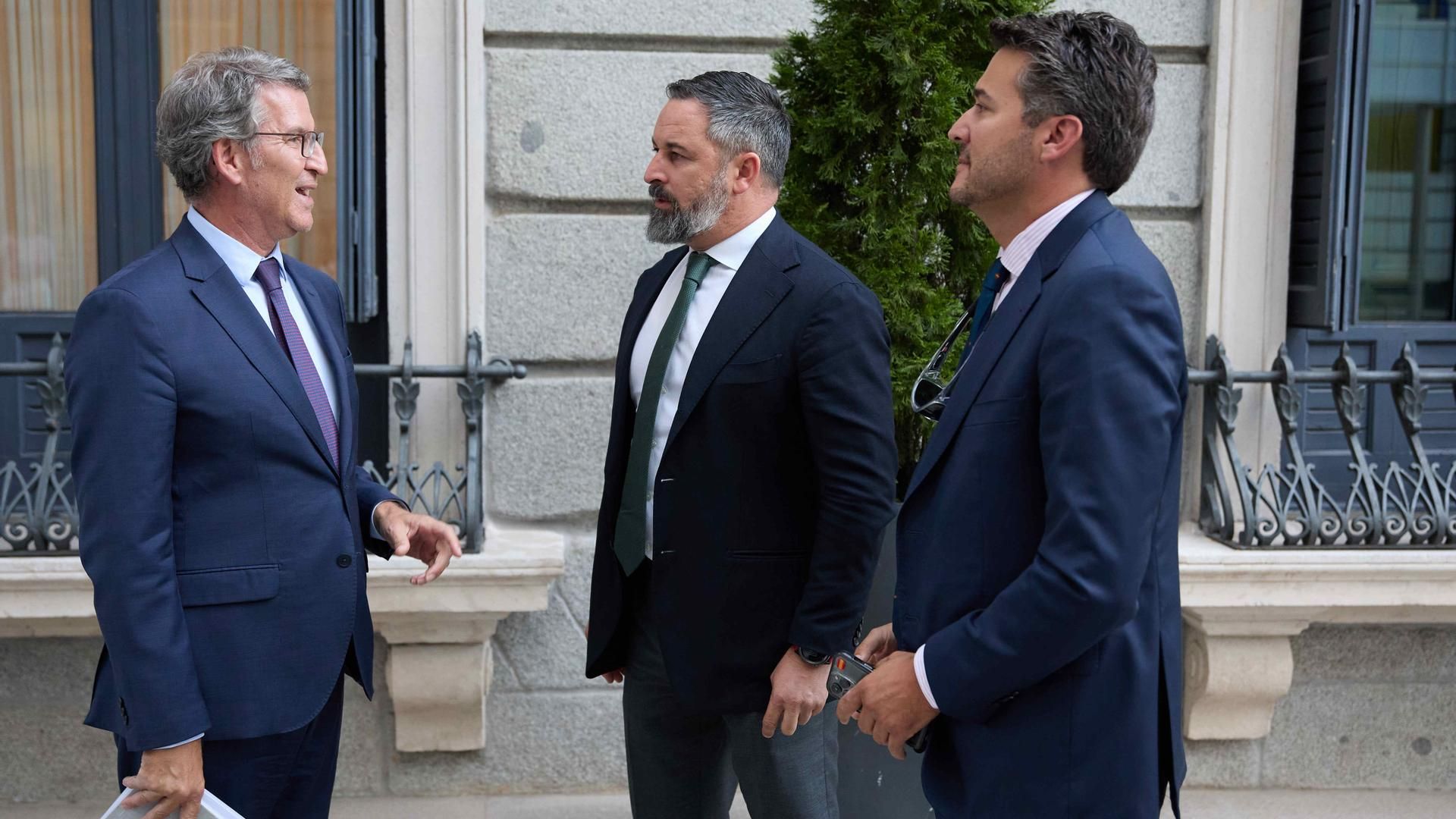 Alberto Núñez Feijóo y Santiago Abascal se reúnen en un "encuentro informal" tras la sesión de control al Gobierno