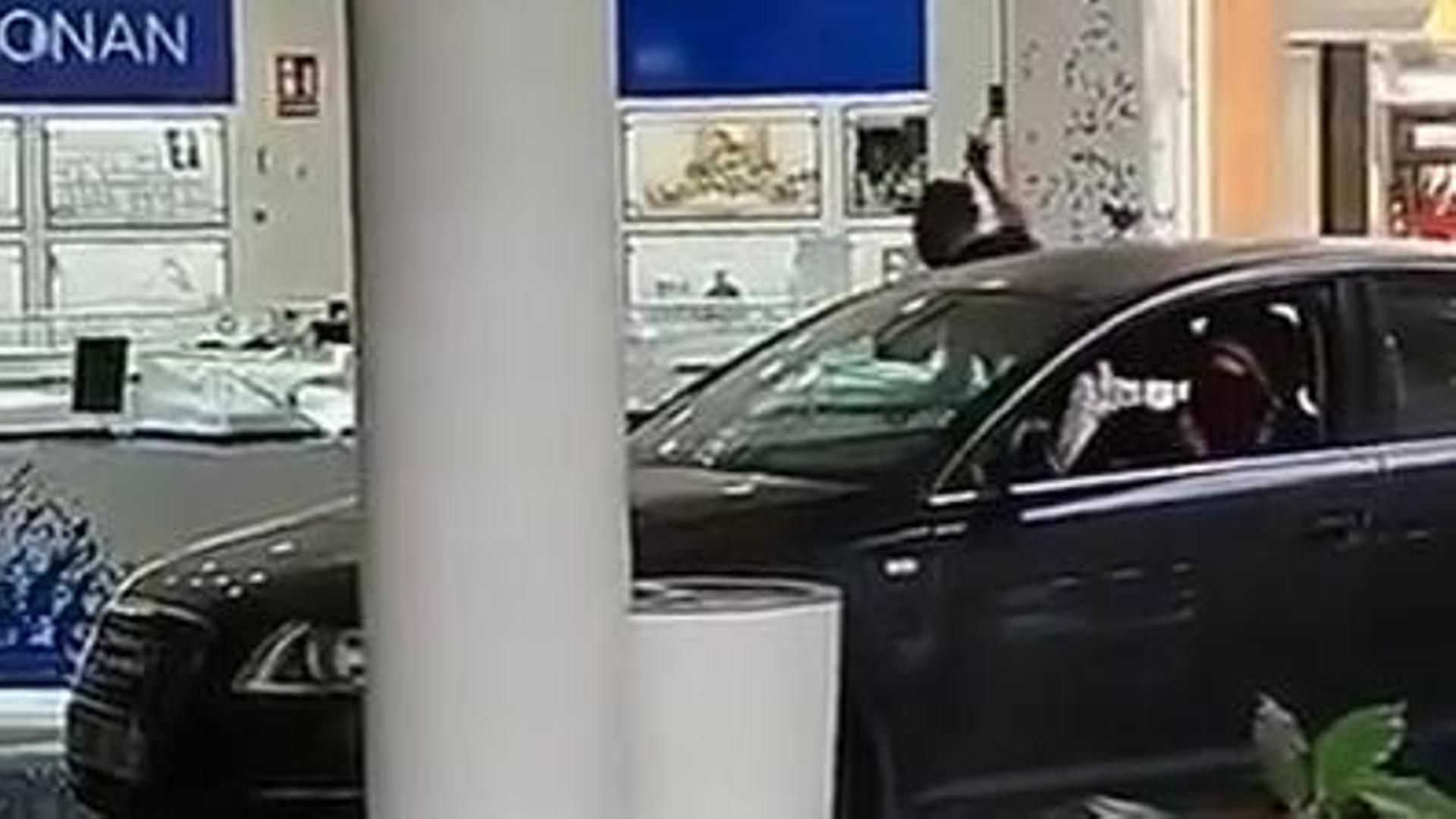 Brutal alunizaje en una joyería de un centro comercial de Leganés a plena luz del día
