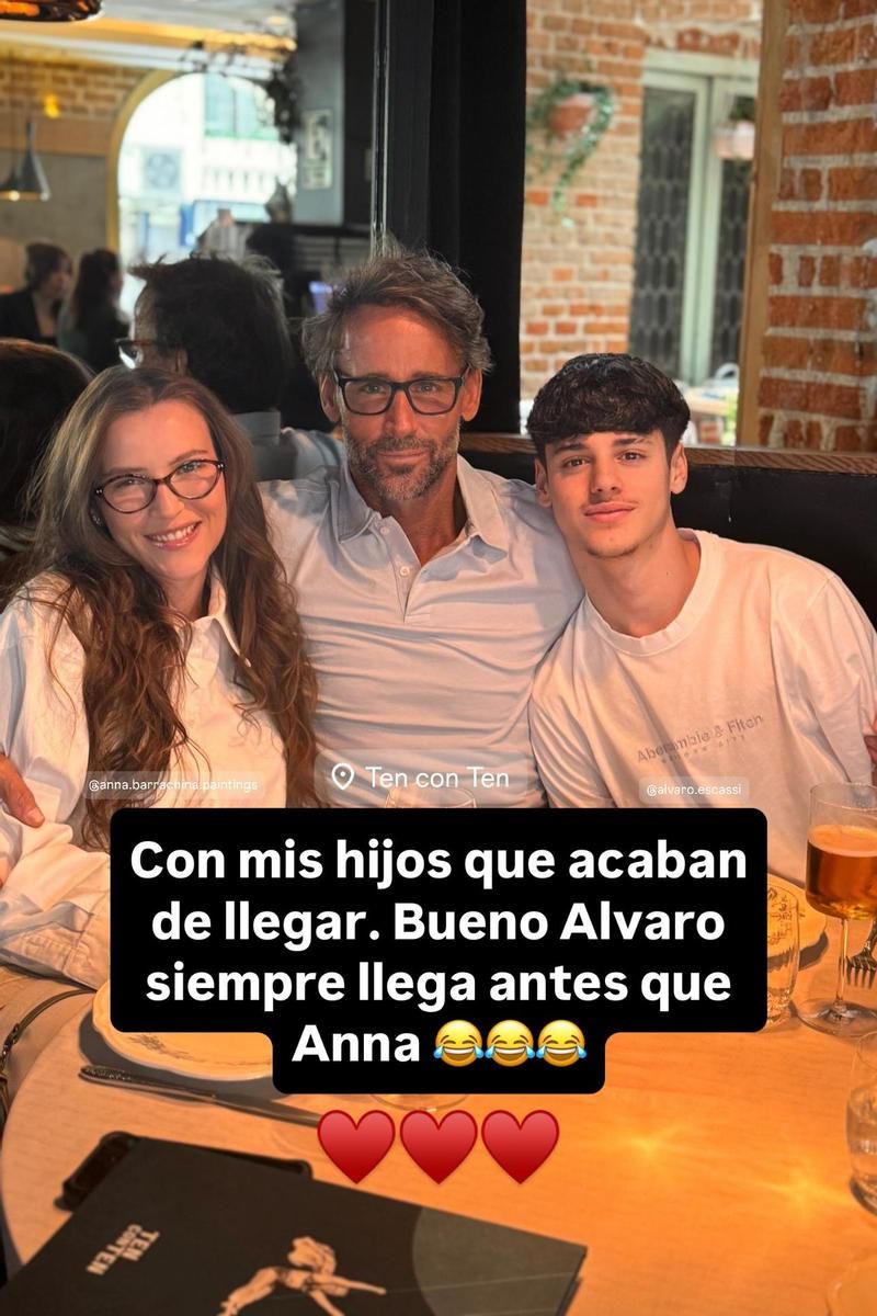 Álvaro Muños Escassi disfruta de una comida con sus dos hijos