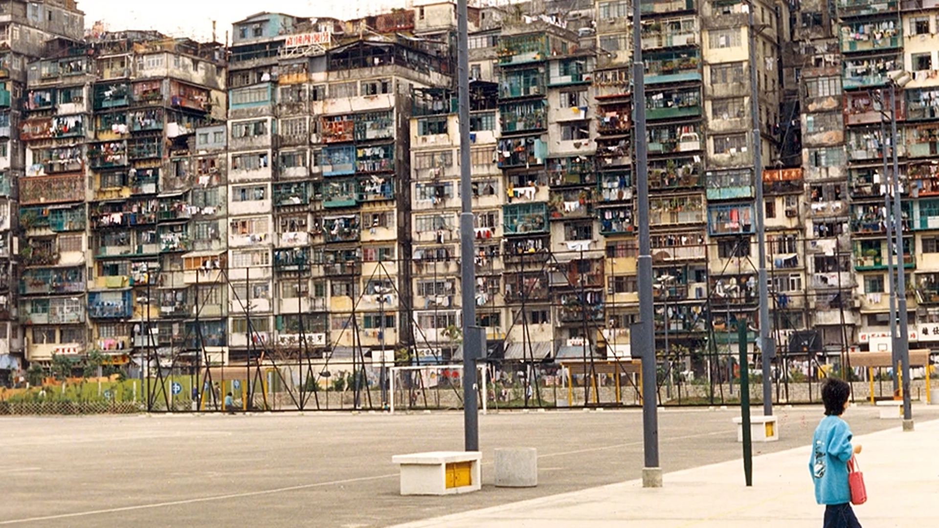 Ciudad de Kowloon con la mayor densidad de población del mundo hasta su demolición en 1993
