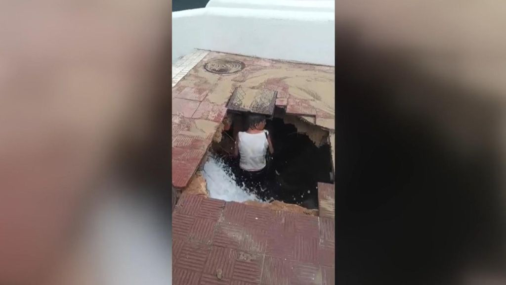 Atrapada en una enorme zanja abierta por la rotura de una tubería en Matalascañas