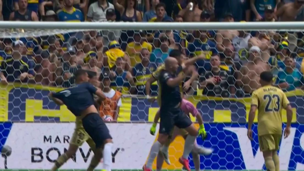 Christian Gray: el profesor que se ha convertido en la estrella de su club tras marcar gol al Boca Juniors