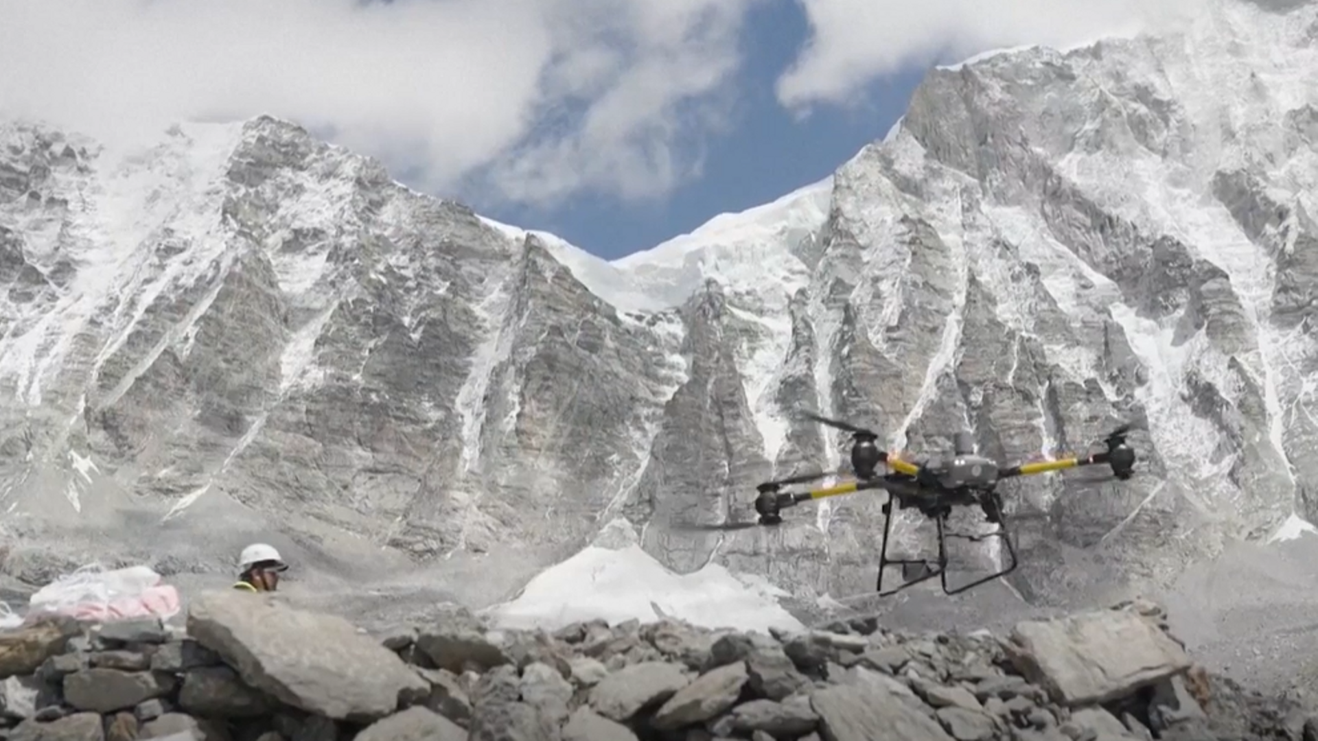 Drones que recogen basura: una nueva solución para la crisis de residuos del monte Everest