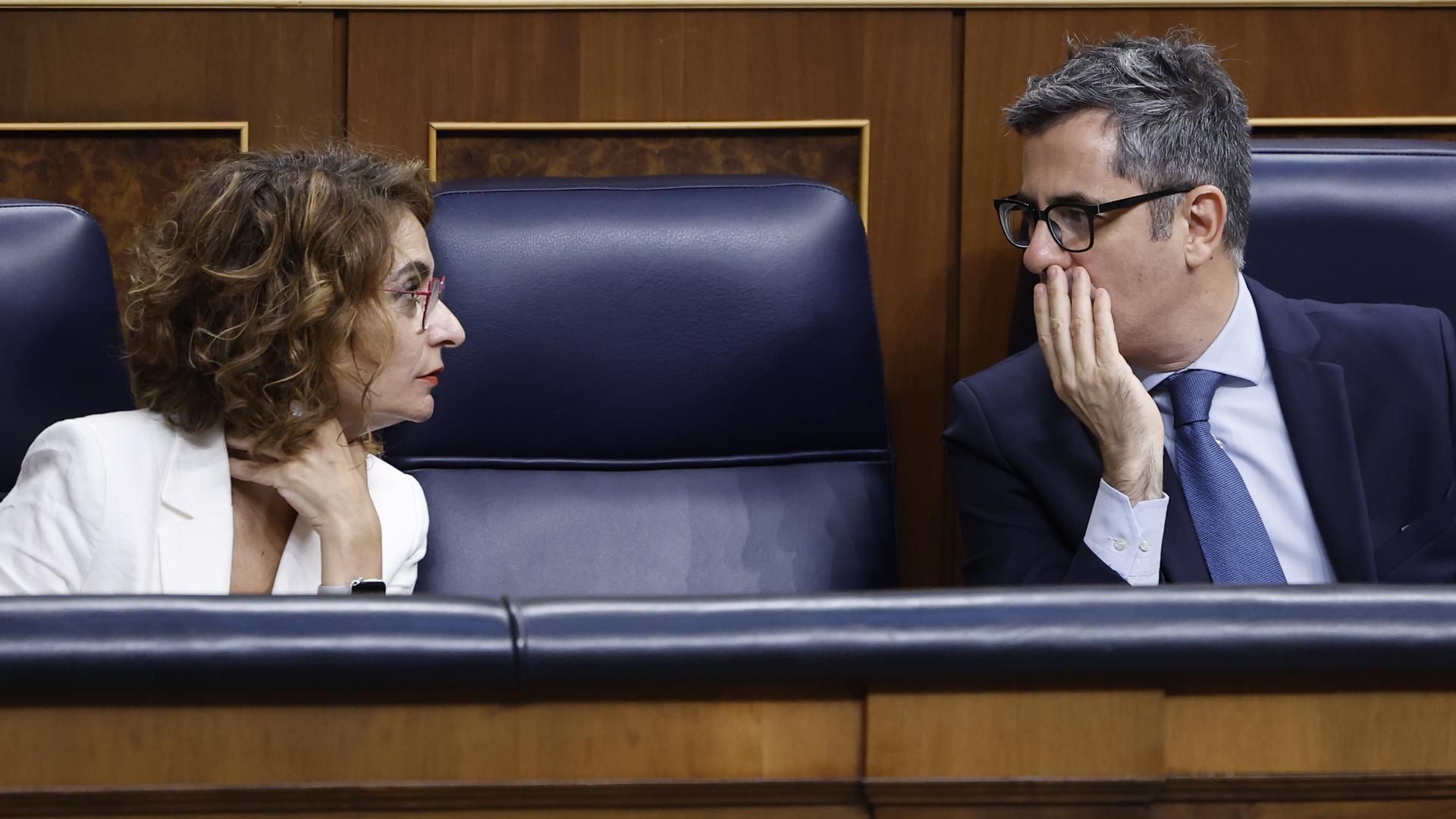 El ministro de la Presidencia y de Justicia, Félix Bolaños conversa con la vicepresidenta primera del Gobierno y ministra de Hacienda, María Jesús Montero, durante la sesión de control al Gobierno en el Congreso de los Diputados