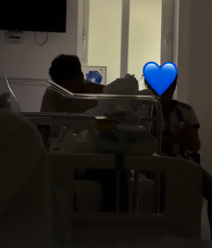 El tierno momento de Asraf Beno, con el bebé y Alberto, el hijo mayor de Isa