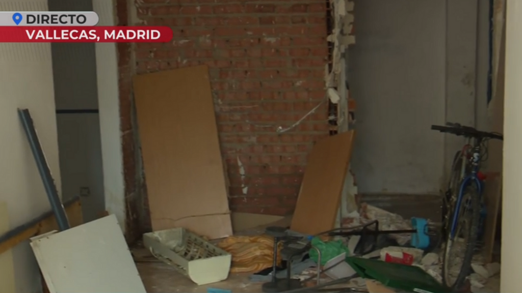 Entramos en el edificio de "los horrores" de Vallecas tras ser desokupado: 15 años con secuestros, homicidios y tráfico de drogas