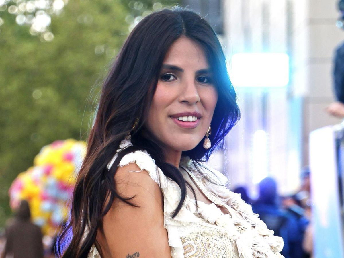 Isa Pantoja posa a la salida del hospital con su hijo Cairo y su marido Asraf  Beno: la foto