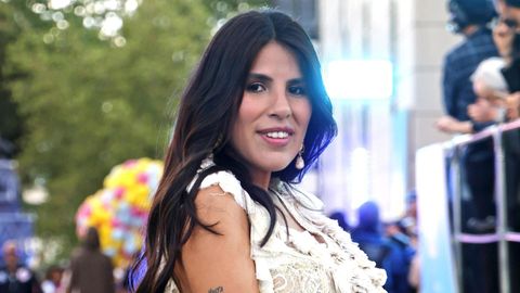 Isa Pantoja posa a la salida del hospital con su hijo Cairo y su marido  Asraf Beno: la foto