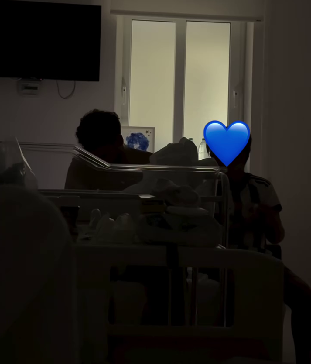 Isa Pantoja presume del tierno momento familiar de Asraf Beno con Alberto Isla y su hijo recién nacido