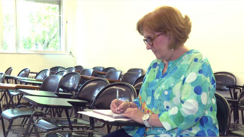 Jubilados con ganas de aprender vuelven la universidad: un programa les permite cursar carreras sin examinarse