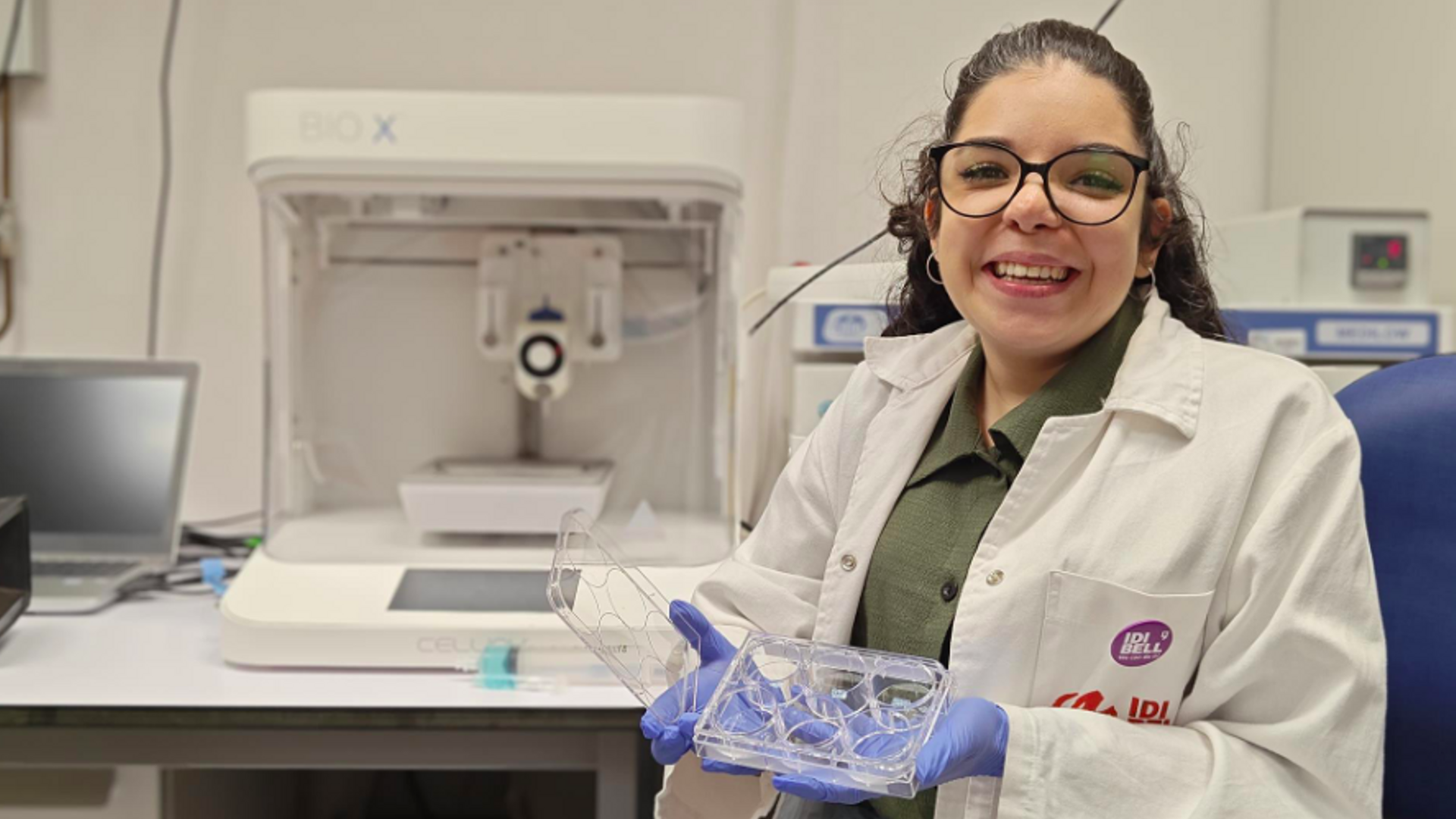 La coprimera autora del estudio, Laura Casado, con una muestra de tejido cardíaco generado mediante bioimpresión 3D.