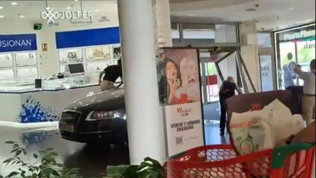 Lo que no se vio del alunizaje en Parquesur: el coche reventó una de las puertas principales y creó un "auténtico caos" entre los clientes