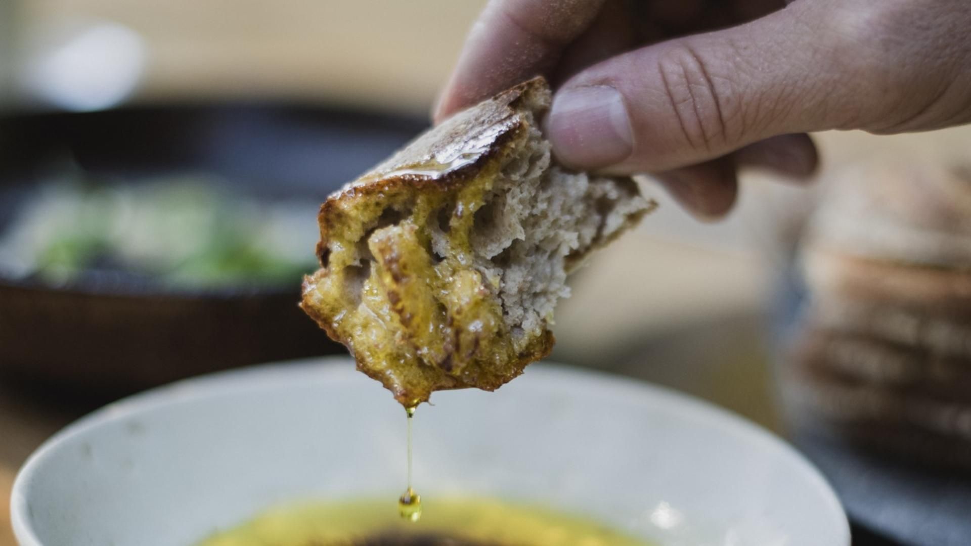 Los aceites de Hojiblanca son perfectos para mojar con pan