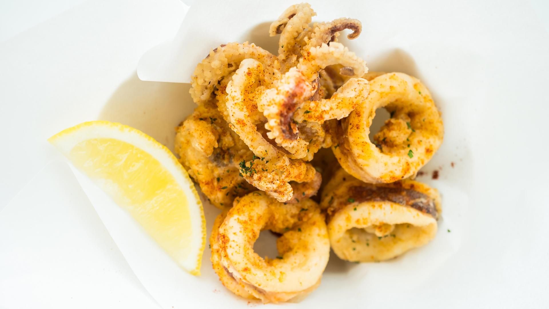 Los calamares rebozados son un plato típicos en los bares de toda España.