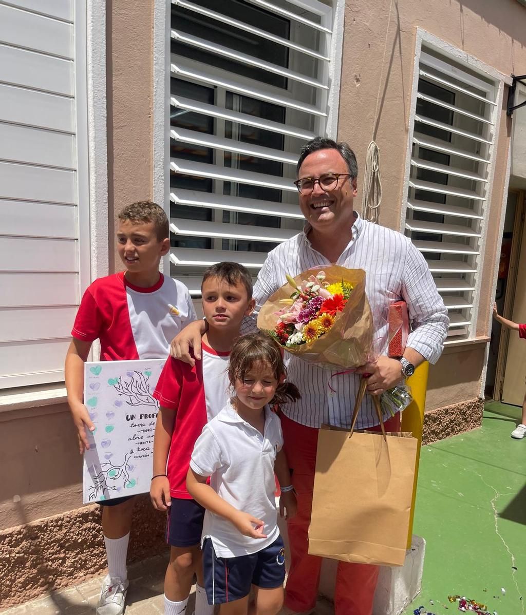 Miguel junto a sus tres hijos el día de su despedida Miguel junto a sus tres hijos el día de su despedida