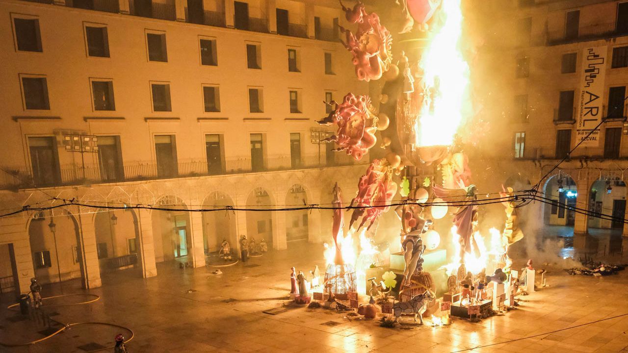 Récord de temperaturas elevadas y visitantes en unas Hogueras de San Juan históricas
