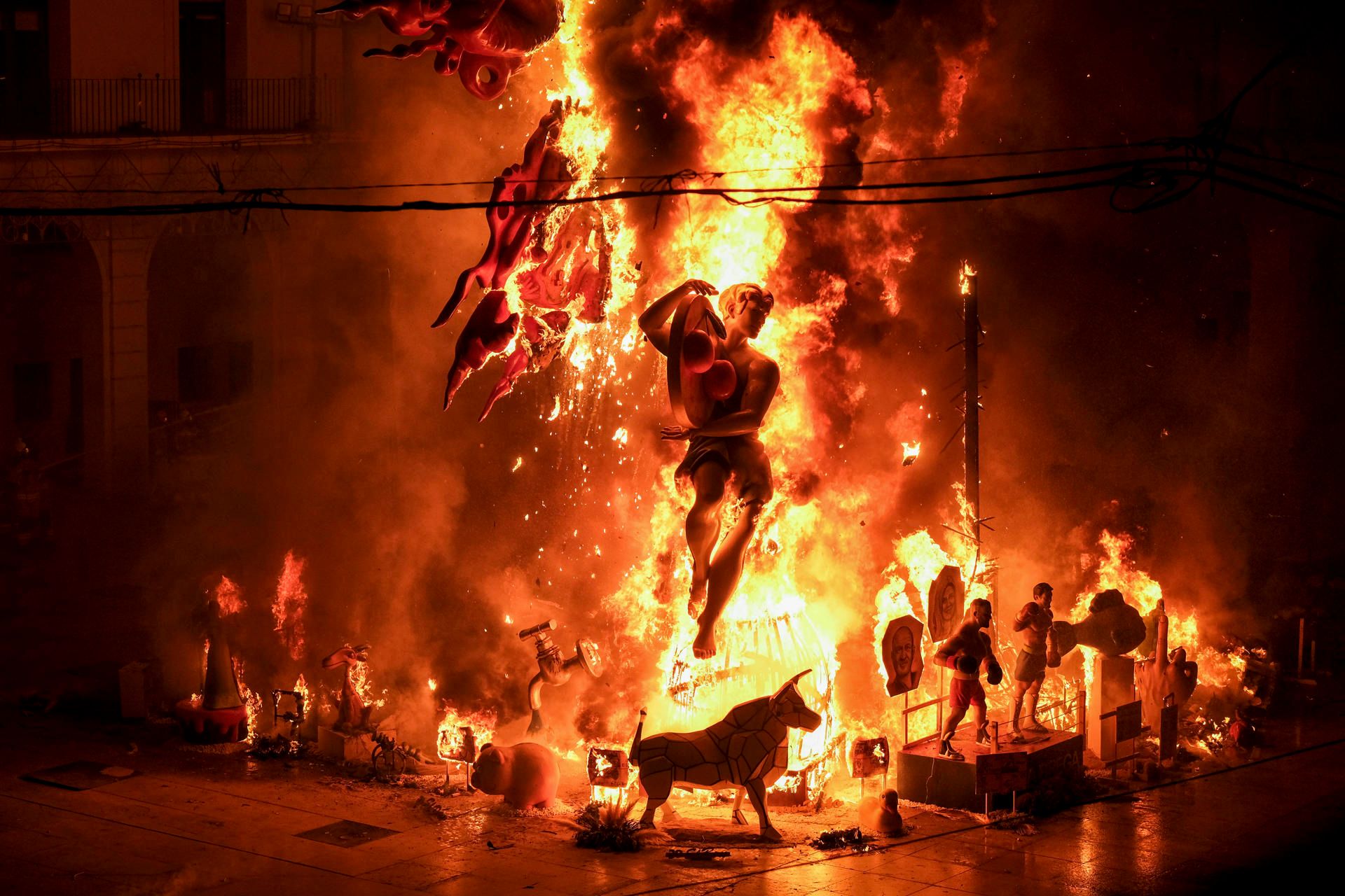 Récord de temperaturas elevadas y visitantes en unas Hogueras de San Juan históricas