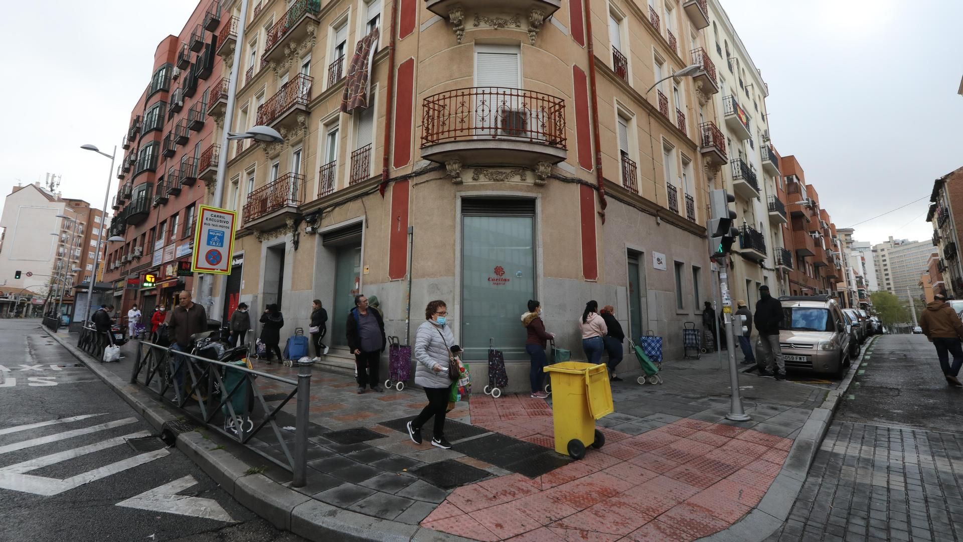 Personas haciendo fila en una sede de Cáritas