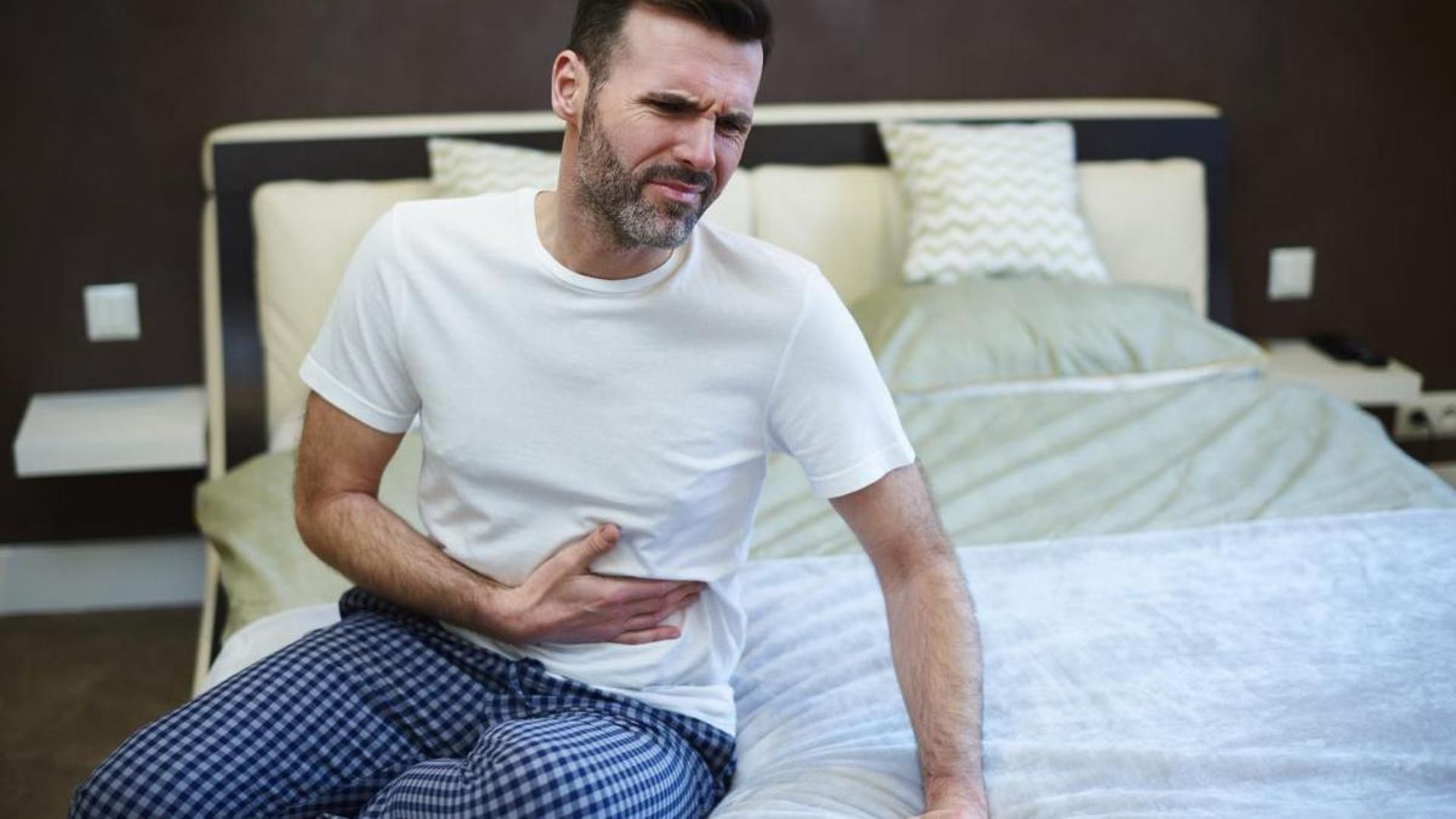 Un hombre con dolor de estomago