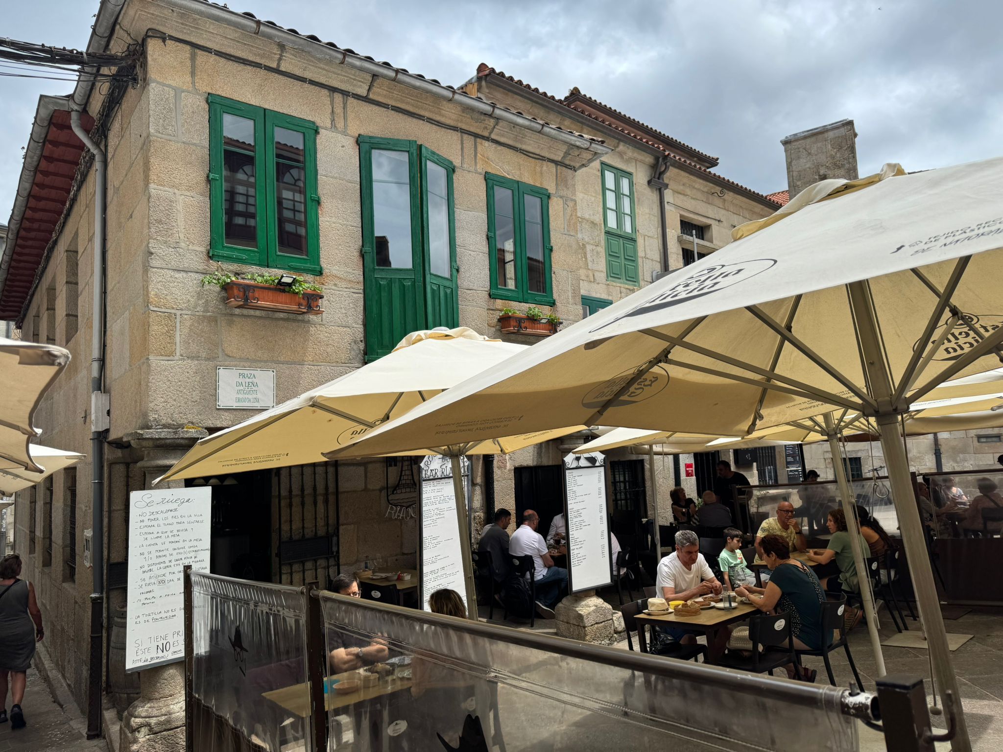 Un restaurante de Pontevedra cuelga un cartel reclamando buenos modales en su terraza