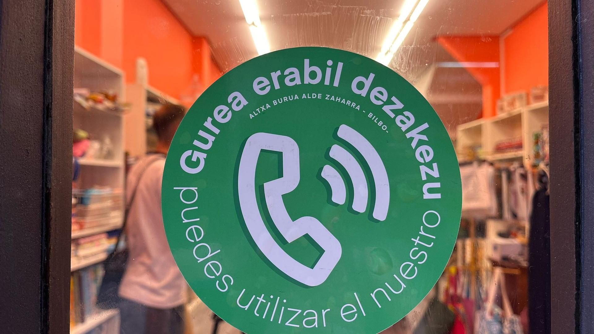 Una treintena de comercios del Casco Viejo lucen ya esta pegatina