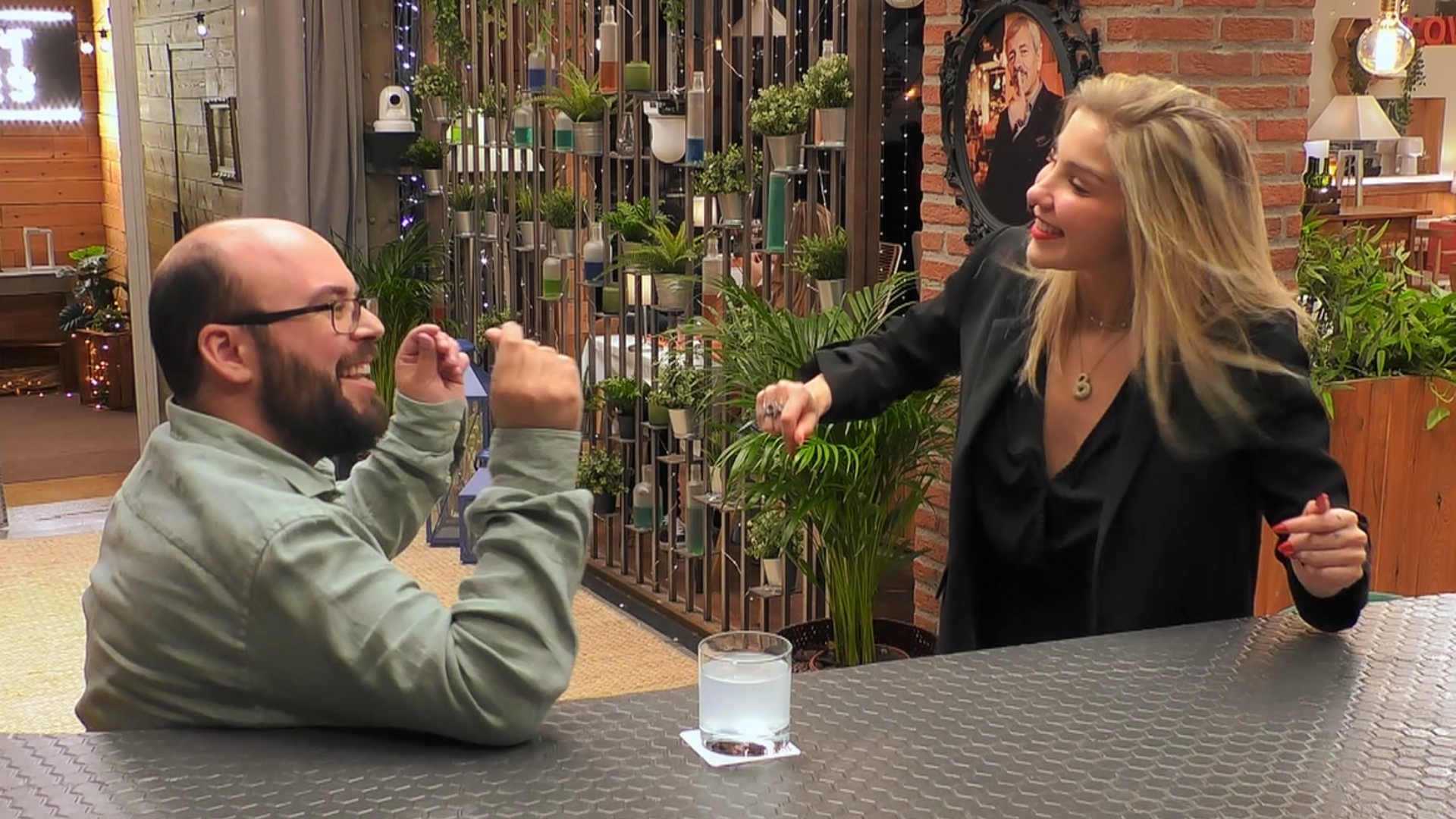 Álvaro y Laura Boado se cantan un conocido tema musical al conocerse "estoy en un buen momento"