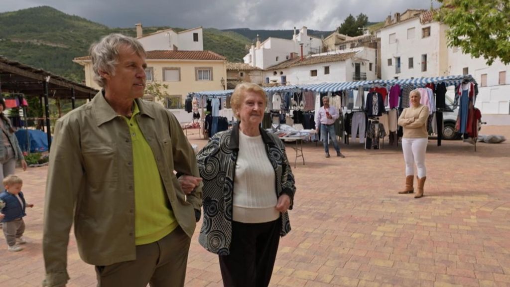 Los vecinos de Sot de Chera enloquecen con la llegada de Jesús Calleja: Así ha sido el cálido recibimiento entre aplausos
