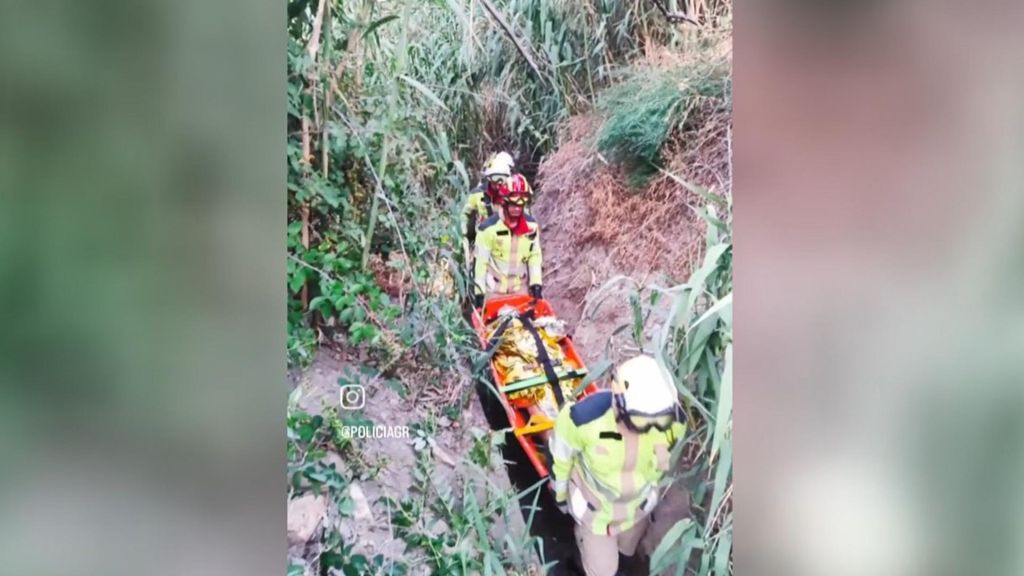 Complicado rescate a una mujer que se había caído a una acequia en Santa María de la Alhambra