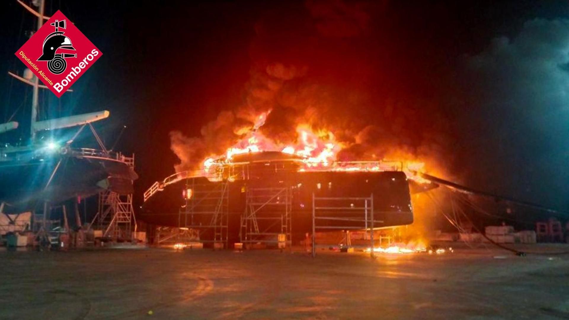 El catamarán estaba atracado fuera del agua