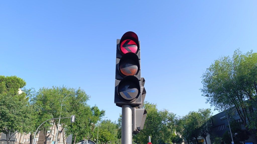En ocasiones, los semáforos tienen alguna figura adicional, como es el caso de una flecha En ocasiones, los semáforos tienen alguna figura adicional, como es el caso de una flecha