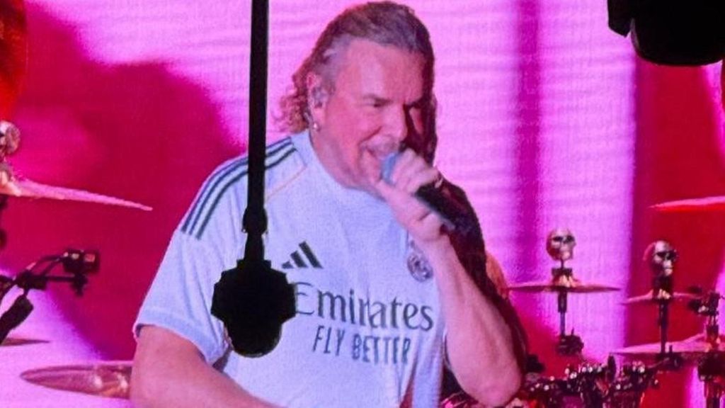 Maná se pone la camiseta del Real Madrid en su concierto en el Movistar Arena y dedica una canción a los mexicanos que protestan contra Trump