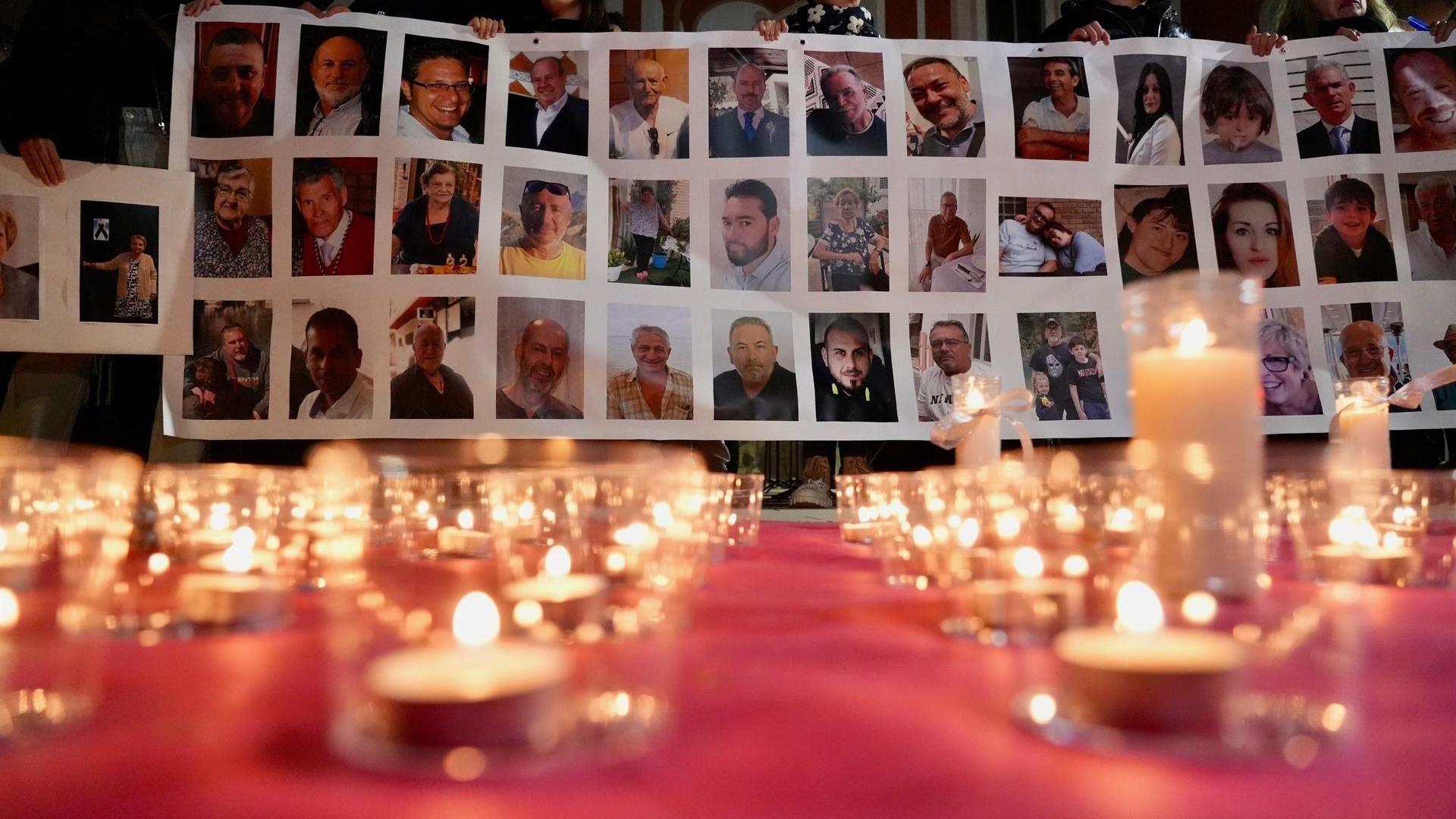 Fotos de algunas víctimas del 29O en un altar improvisado