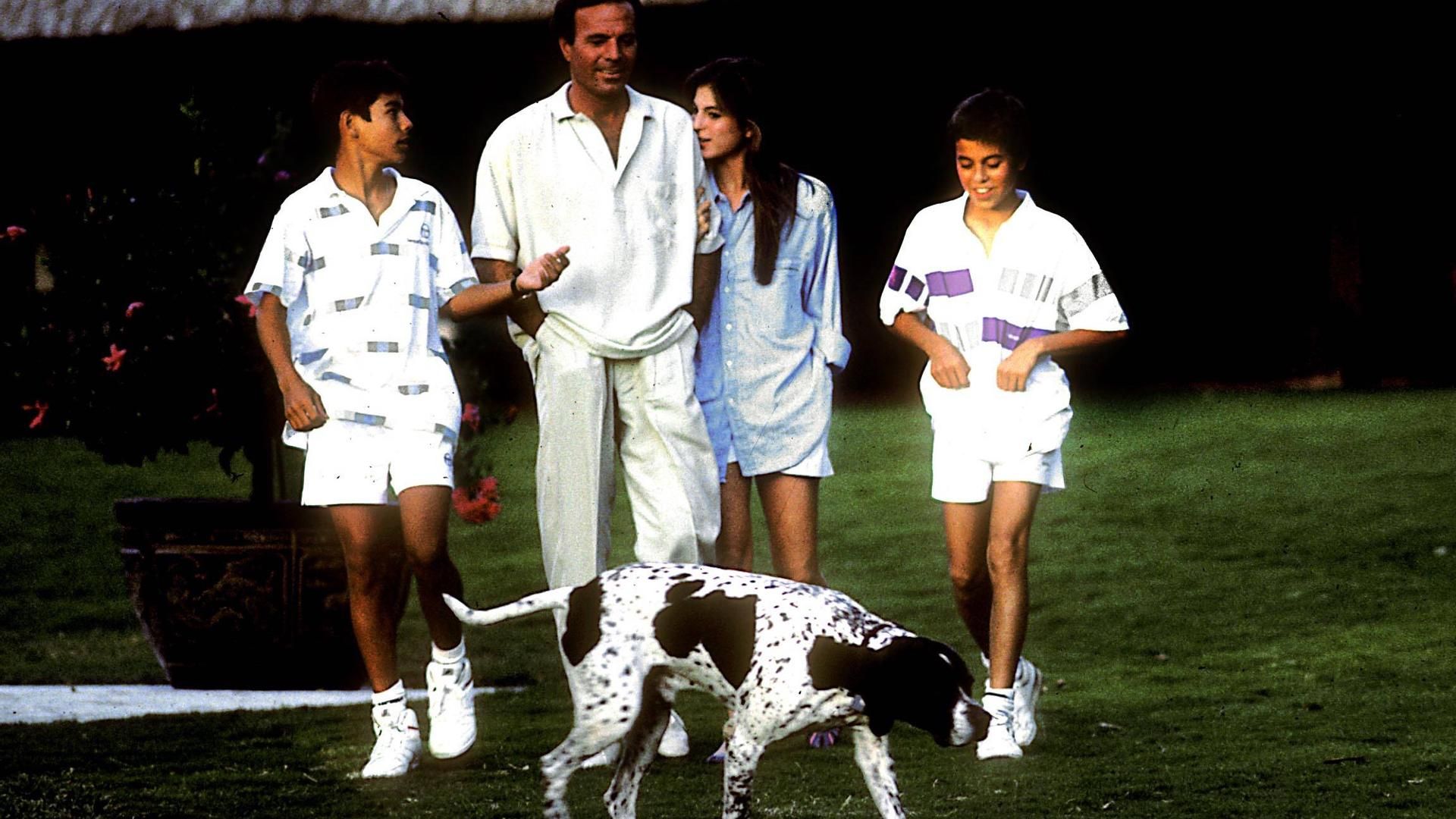 Julio Iglesias y sus hijos, en 1988