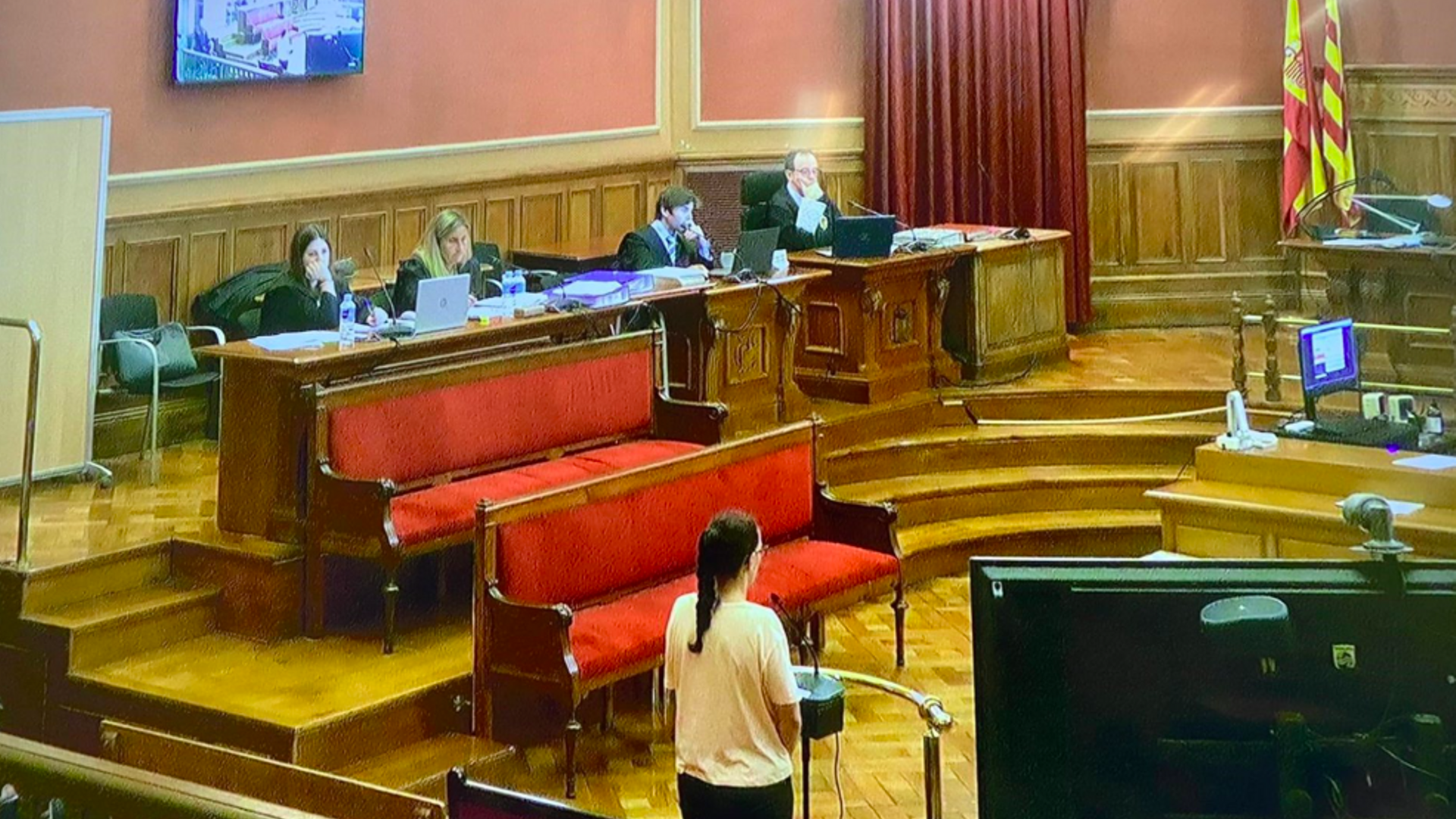 La acusada de matar a su novio en Ripollet (Barcelona) en 2023 durante su declaración en el juicio con jurado en la Audiencia de Barcelona